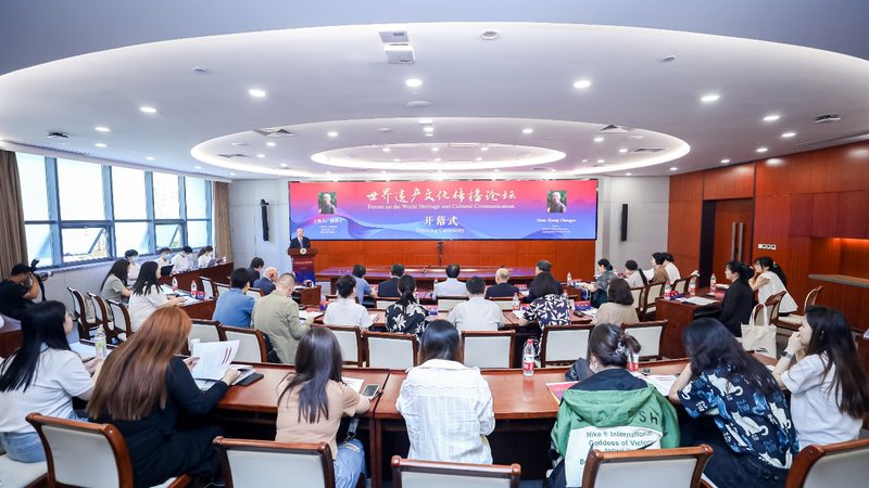 带补光灯的短视频三脚架：如何选择合适的型号？**